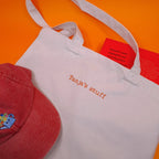 Beige Stofftasche mit dem Text "Tanja's stuff" darauf gestickt in orange und einer Serifen-Schrift