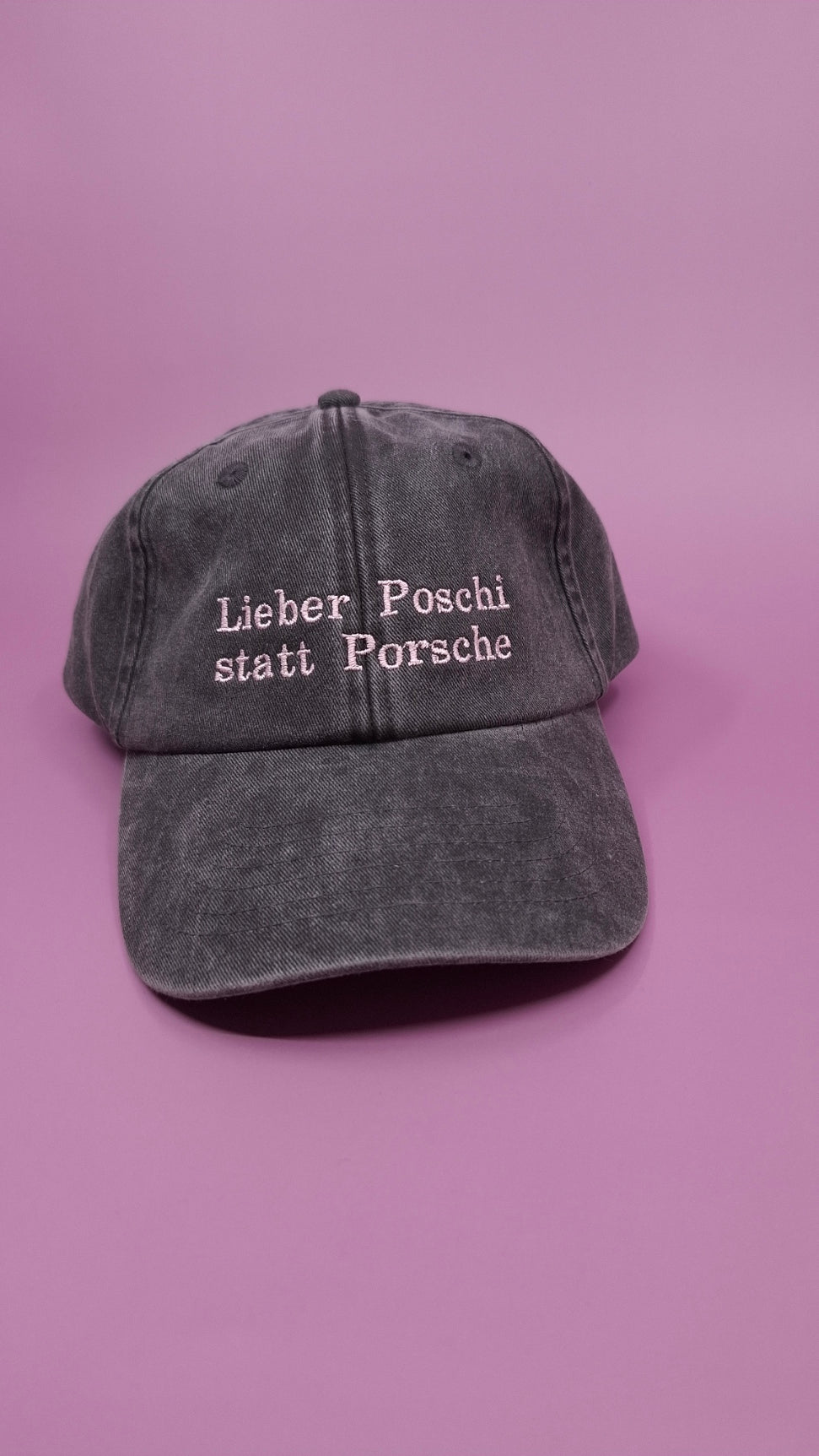 Schwarze Vintage Cap bestickt mit dem Text "Lieber Poschi statt Porsche"