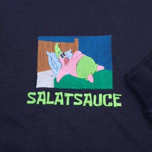 Gestickte Szene aus dem Cartoon Spongebob Schwammkopf. Sie zeigt Patrick Star der Nachts im Bett aufschreckt. Darunter ist der Text "Salatsauce" gestickt.