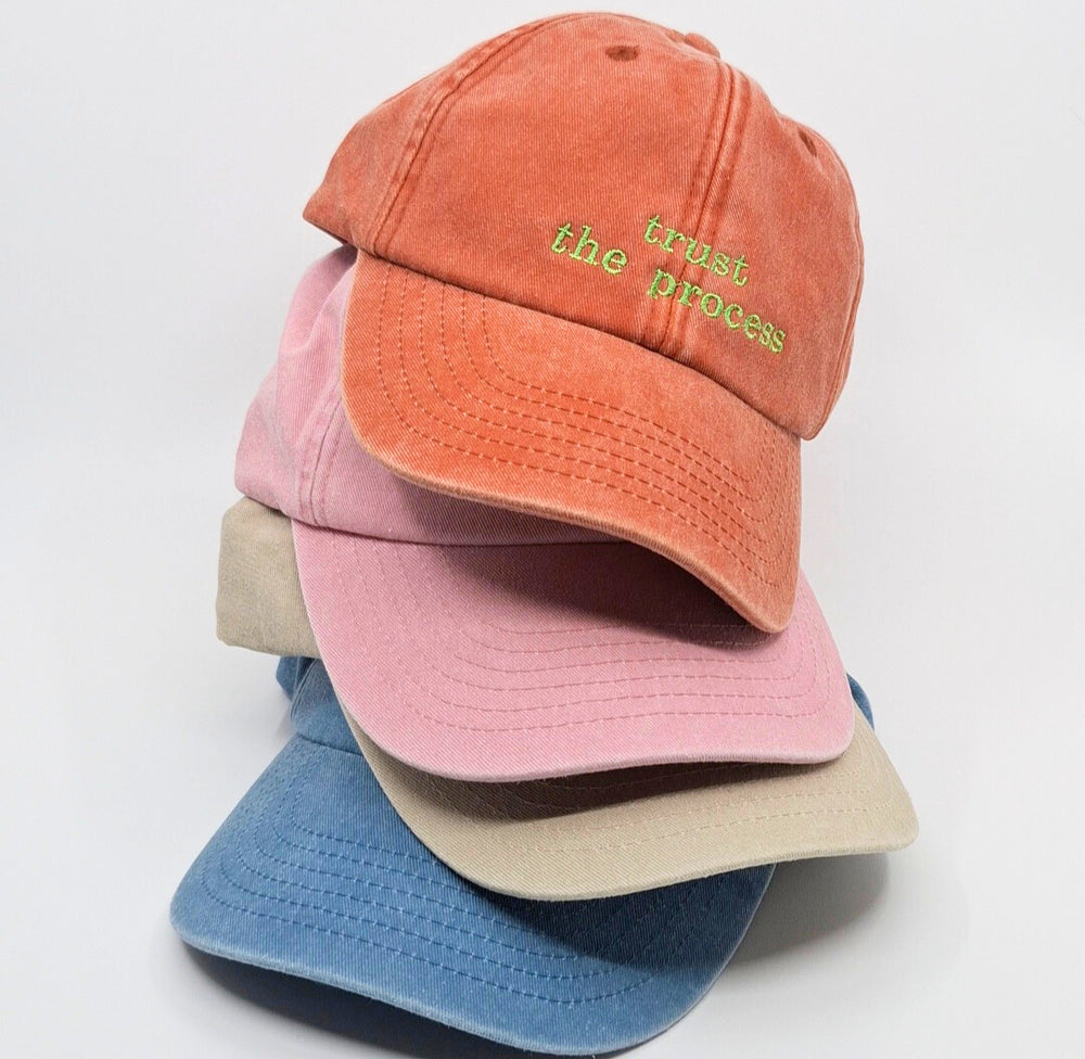 Farbige Kappen aufeinander gestapelt.