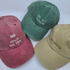 Drei Kappen mit besticktem Text