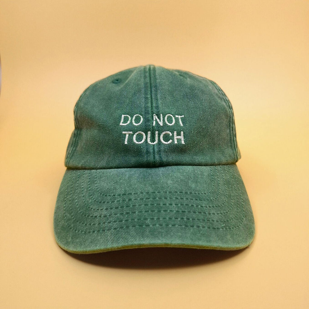 Grüne Cap mit besticktem Text "do not touch"