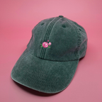 Dunkelgrüne Cap mit deiner besticktem Rosen-Icon.