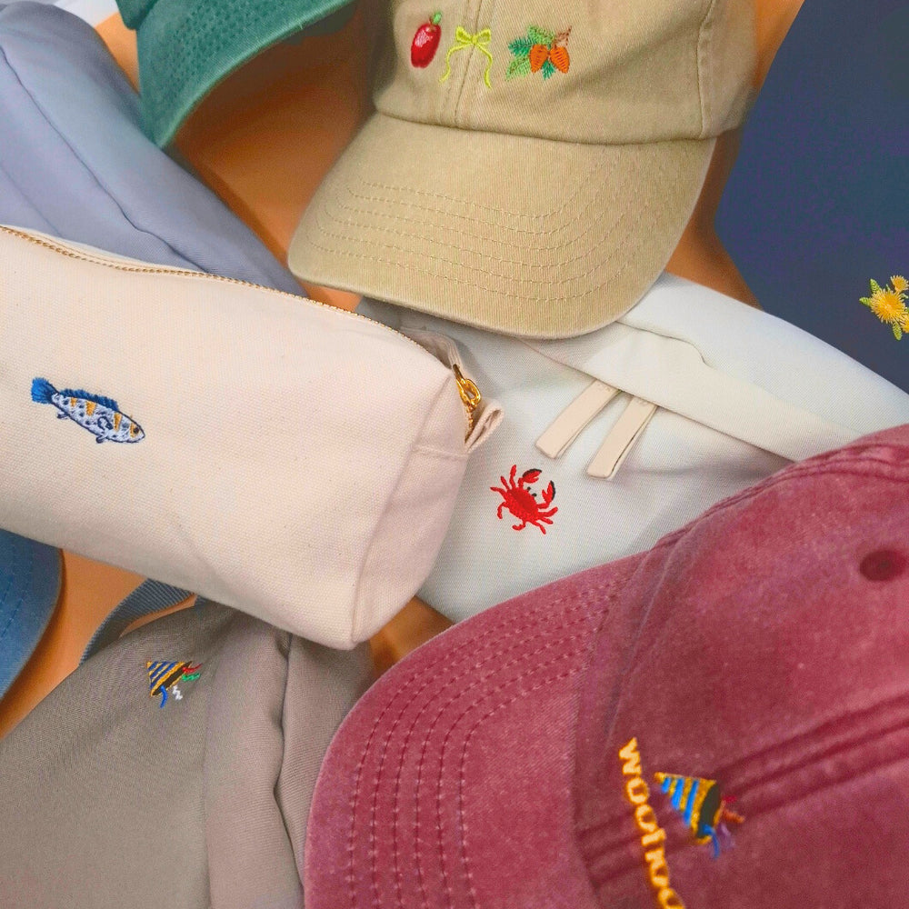 Taschen und Kappen mit verschieden Stickereien